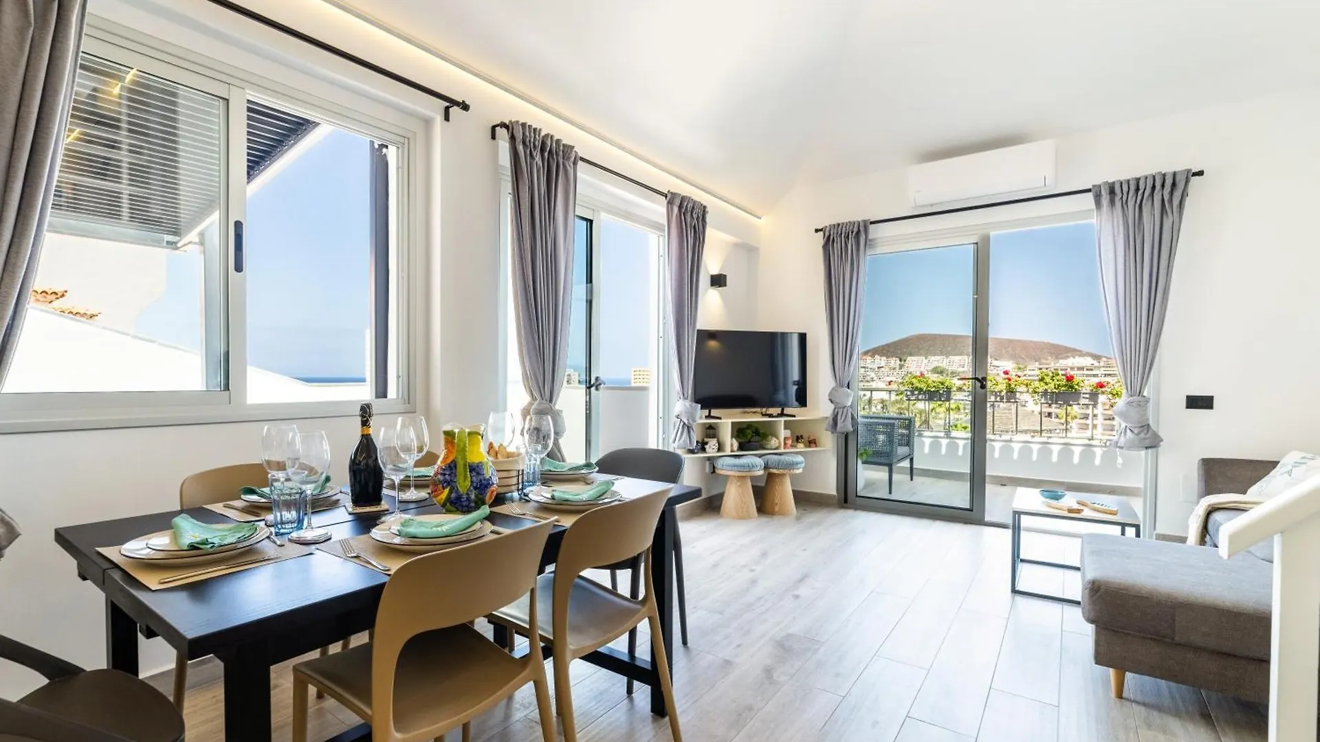 Apartament La Casa De Playa - Atico Con Jacuzzi Y Vista Mar Los Cristianos  0*, Los Cristianos (Tenerife)