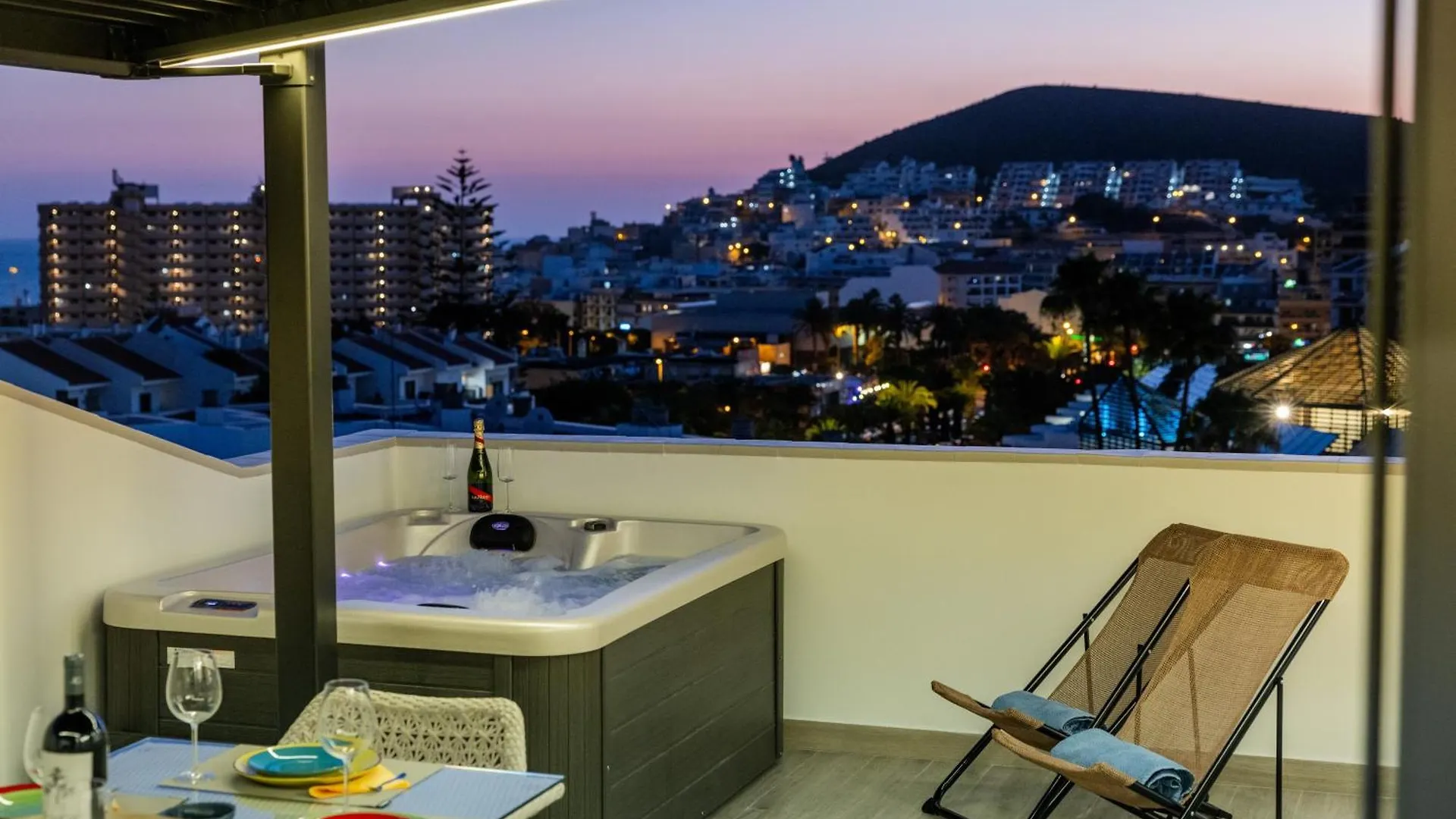 Apartament La Casa De Playa - Atico Con Jacuzzi Y Vista Mar Los Cristianos