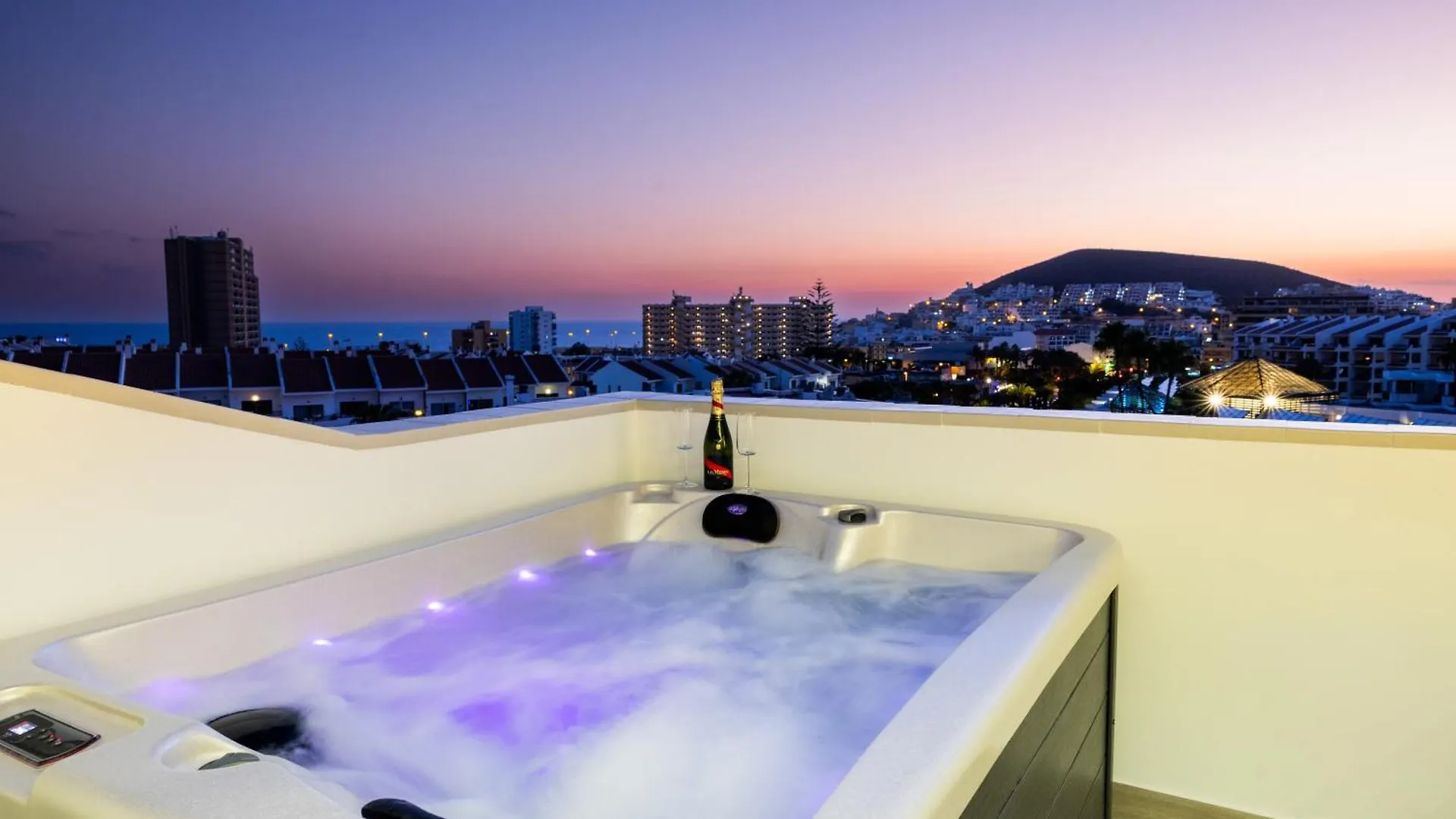 Apartament La Casa De Playa - Atico Con Jacuzzi Y Vista Mar Los Cristianos  Los Cristianos (Tenerife)