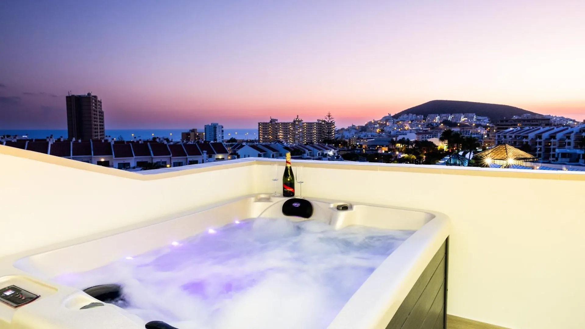 Apartament La Casa De Playa - Atico Con Jacuzzi Y Vista Mar Los Cristianos  Los Cristianos (Tenerife)